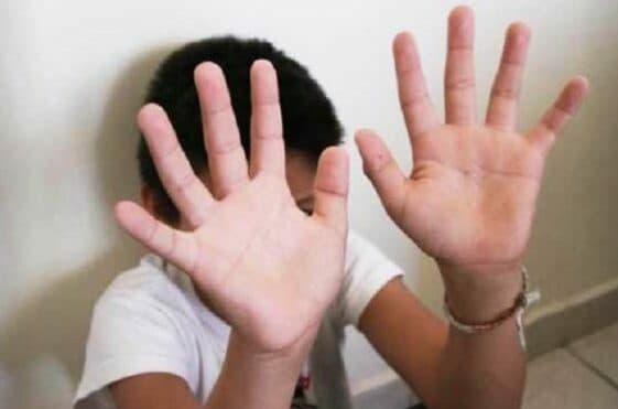 Rescatan a niño “torturado” por su propio padre