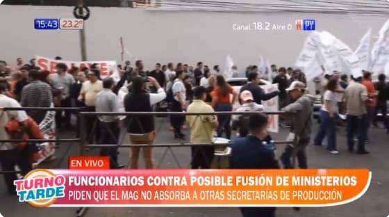 Funcionarios se manifiestan en protesta a unificación del MAG con otros entes