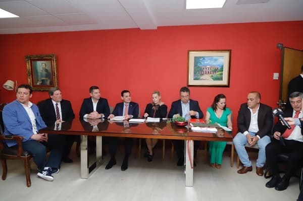 En medio de tensiones, el gobierno busca renegociar convenio con la UE