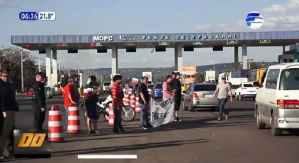 Transportistas se manifiestan en zona del peaje de Ypacaraí
