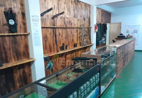 Gran asalto armado en Obligado: Saquean armería y llevan más de 20 armas