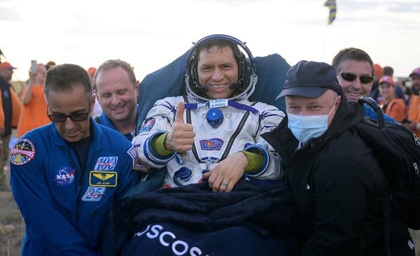 Astronauta latino varado en el espacio regresa a casa tras récord de estancia