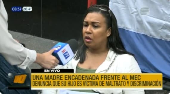 MEC: Madre se encadena por discriminación a su hijo