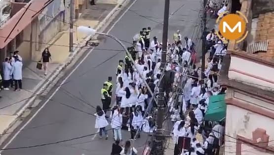 Alumnos de Medicina claman por sus títulos ante el Cones