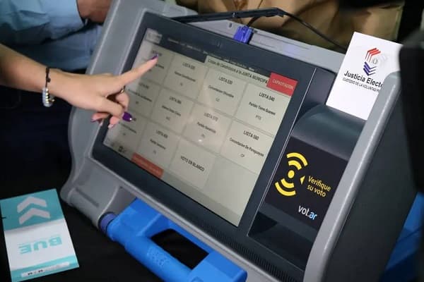 Hackers solicitan al TSJE una máquina de votación para evaluar su seguridad