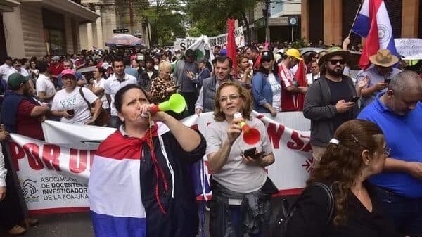 UNA: Suspenden paro tras promesa de nivelación salarial