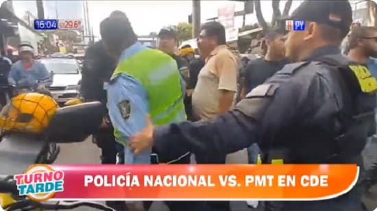 Policías y PMT a los golpes en Ciudad del Este