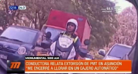 Conductora alega extorsión por PMT tras cruce de semáforo