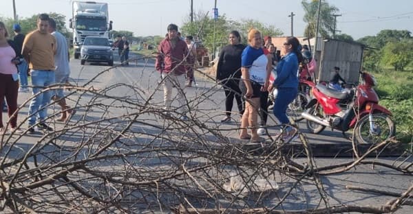 Pobladores reclaman liberación de camiones paraguayos por riesgo de fuga de gas