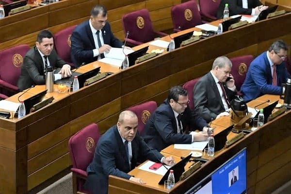 Bachi Núñez defiende la cesión de tierras del Ministerio de Defensa a Villa Hayes: ¿Despojo o justicia social?