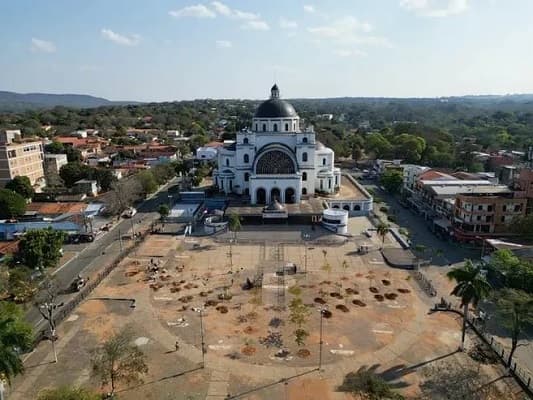 La Basílica de Caacupé se renueva con 78 árboles nativos