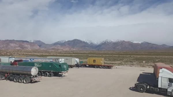 Camioneros paraguayos atrapados en Argentina por nieve y falta de combustible