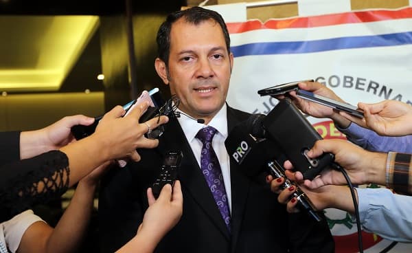 Ministro de Agricultura se enfurece por preguntas sobre patrimonio