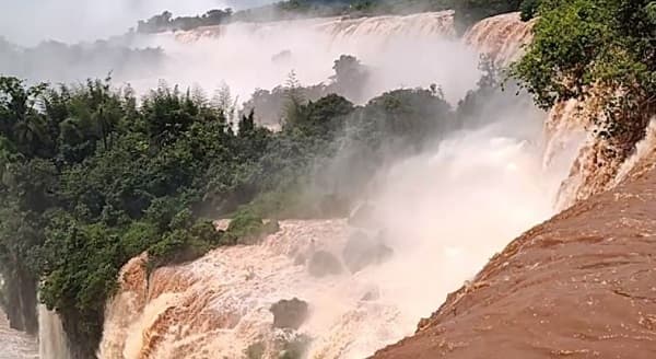 Crecida récord: Cataratas del Iguazú cierran por seguridad