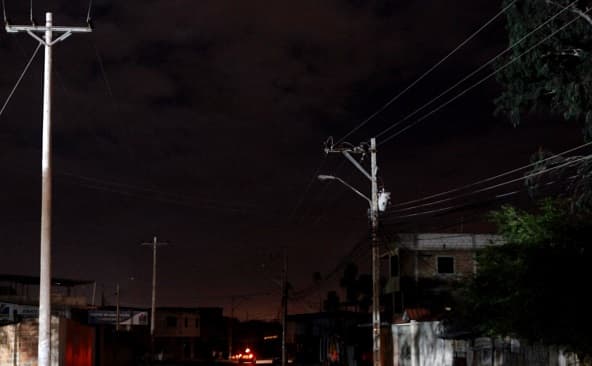 Cortes de luz diarios por sequía extrema en Ecuador