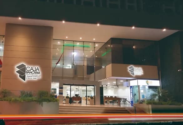 BCP interviene Caja Bancaria entre protestas de jubilados