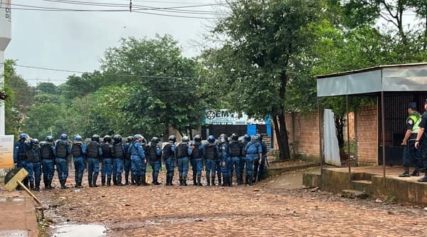 Vecinos y policía en enfrentamiento por desalojo en Ciudad del Este