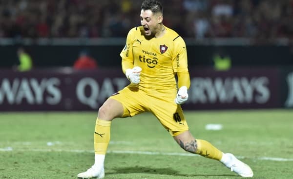 Fernandes fuera del superclásico: Martínez al arco