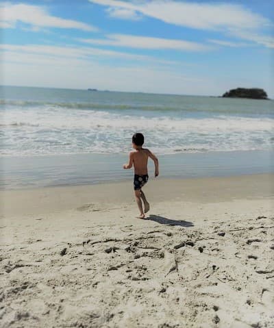 El mar en los ojos de Niki: Una despedida llena de amor y valentía