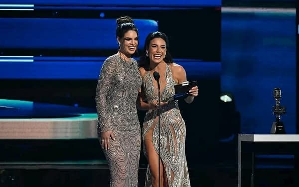 Nadia Ferreira deslumbra como presentadora en los Premios Billboard 2023