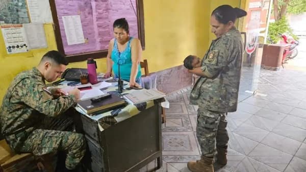 Policía amamanta a bebé accidentada en Concepción