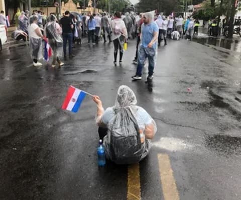 Policía reprime a desvinculados de Itaipú en cercanías de Mburuvicha Róga