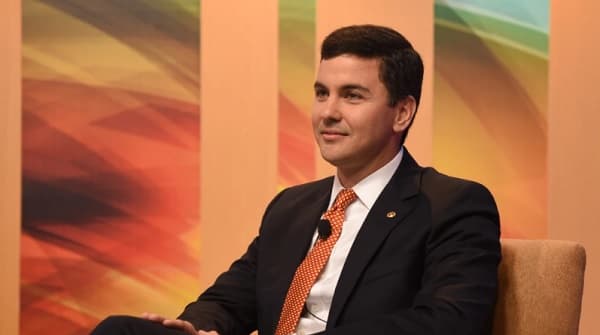 Santiago Peña: Un cumpleaños presidencial con libros para niños