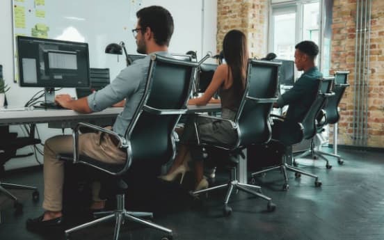 El sedentarismo silencioso: 7 peligros de permanecer sentados