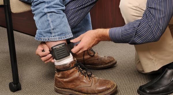 Ejecutivo reglamenta uso de tobilleras electrónicas