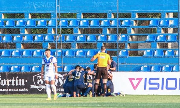 Sportivo Trinidense derrumba al campeón y sueña con la copa