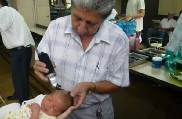 Adiós a don Clemente, el emblemático peluquero de bebés