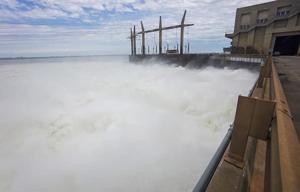 Yacyretá abre compuertas tras cinco años impactando en Ayolas