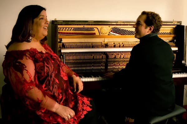 ‘Delta Nuestro’: Yenia y Rodrigo Quintás estremecen la escena musical paraguaya