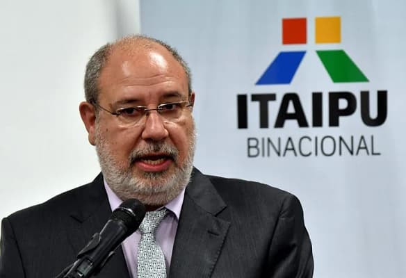 Itaipú modifica licitación de pupitres con especificaciones sospechosas