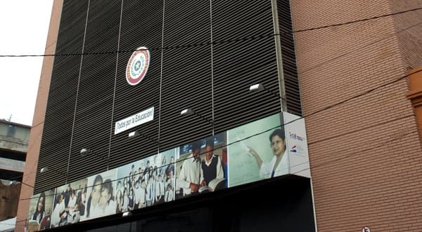 Funcionario del MEC imputado por robo de cheques