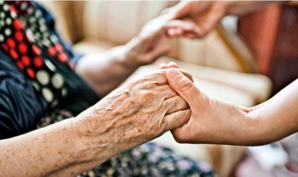 Visitar a nuestros mayores, una forma de prolongar su vida