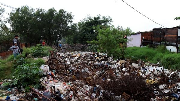 Asunción en emergencia ambiental: La lucha contra la basura en los arroyos