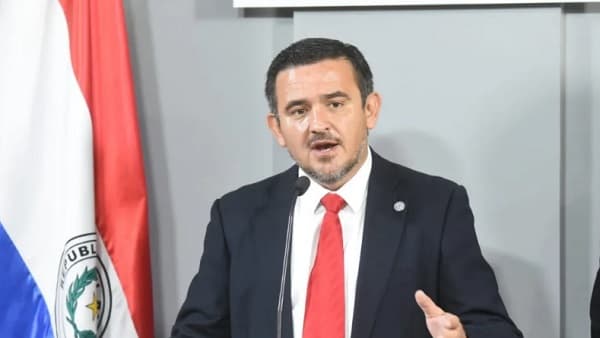 Petta ocultó investigación que evidenciaba título falso de Hernán Rivas, según Casañas Levi