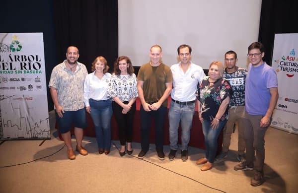 “El árbol del río”: El árbol de Navidad más grande de Paraguay hecho con basura
