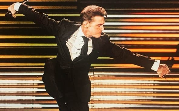 ¡Susto en el escenario! Luis Miguel lesionado en show