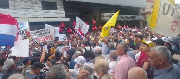 Jubilados protestan contra la Ley de Superintendencia de Pensiones y Jubilaciones