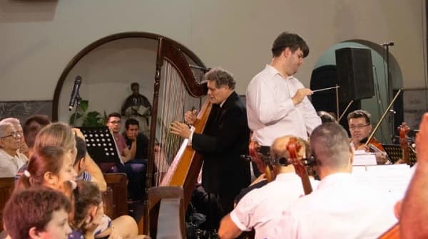 ¡Noche mágica! La Sinfonía Divertida ilumina Loma Pytã