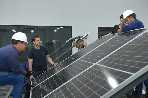 Itaipú impulsa planta piloto de energía solar flotante de 1 MW