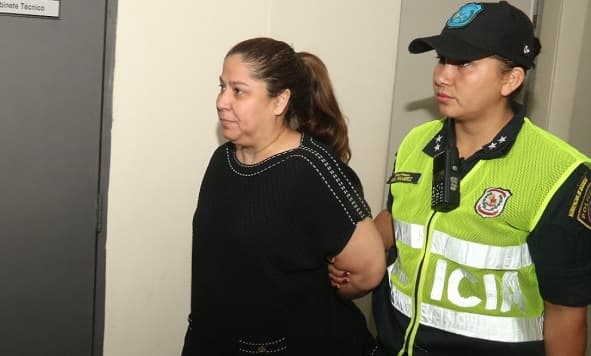 Patricia Samudio y esposo se entregan tras orden de captura