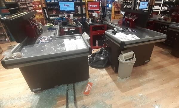 Enfrentamiento a tiros frustra asalto en minimercado de Luque