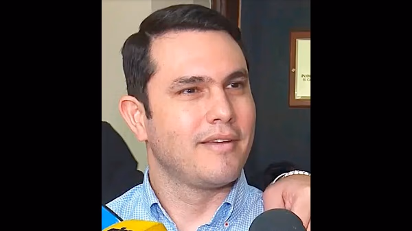 Certificados contradictorios complican a Hernán Rivas