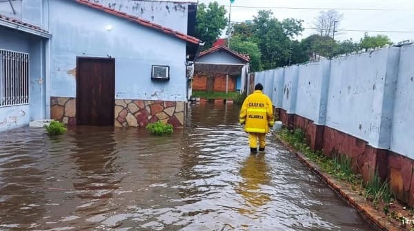 Fuertes lluvias en Villarrica dejan cientos de damnificados e inundaciones masivas