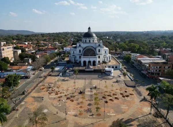 Peregrinos en la Basílica de Caacupé, al sol por nueva política de arbolado