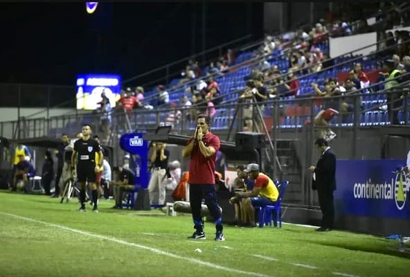 Cerro Porteño oficializa a Víctor Bernay como DT para 2024