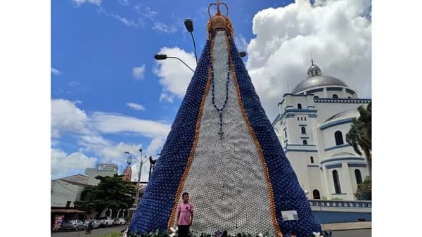 Impresionante Virgen de Caacupé creada con botellas recicladas